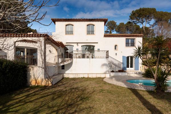 Valbonne - Villa d'architecte 8 pièces 266 m2 au calme aboslu