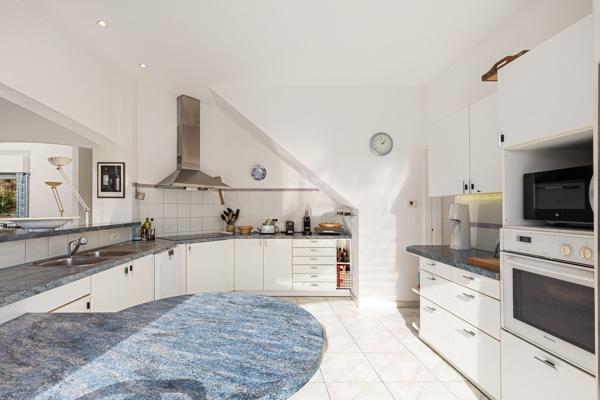 Valbonne - Villa d'architecte 8 pièces 266 m2 au calme aboslu