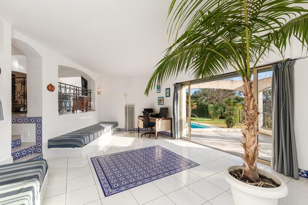 Valbonne - Villa d'architecte 8 pièces 266 m2 au calme aboslu