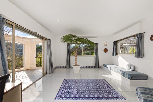 Valbonne - Villa d'architecte 8 pièces 266 m2 au calme aboslu
