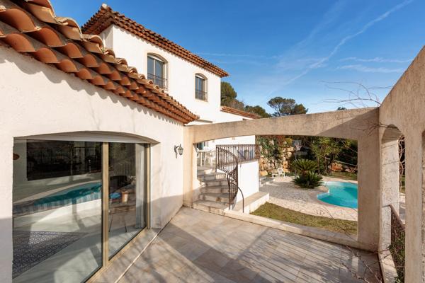 Valbonne - Villa d'architecte 8 pièces 266 m2 au calme aboslu