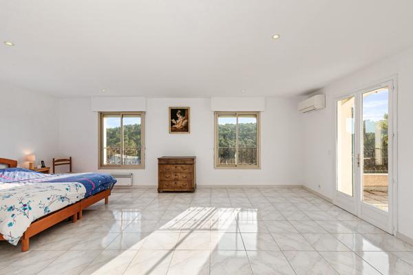 Valbonne - Villa d'architecte 8 pièces 266 m2 au calme aboslu