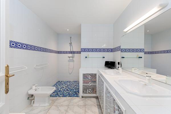 Valbonne - Villa d'architecte 8 pièces 266 m2 au calme aboslu