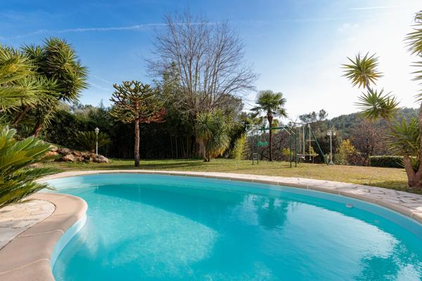 Valbonne - Villa d'architecte 8 pièces 266 m2 au calme aboslu