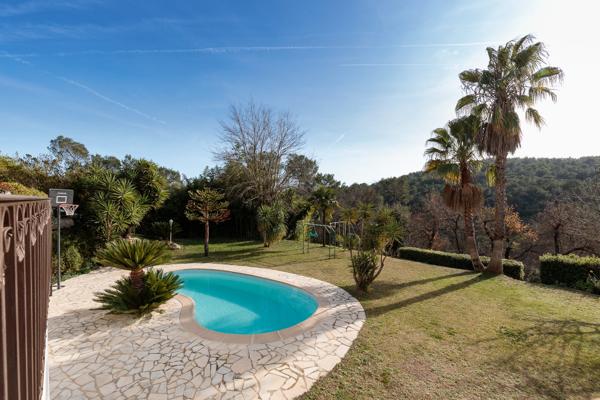 Valbonne - Villa d'architecte 8 pièces 266 m2 au calme aboslu