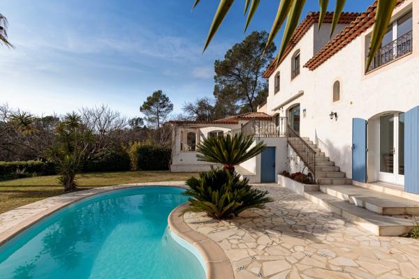 Valbonne - Villa d'architecte 8 pièces 266 m2 au calme aboslu