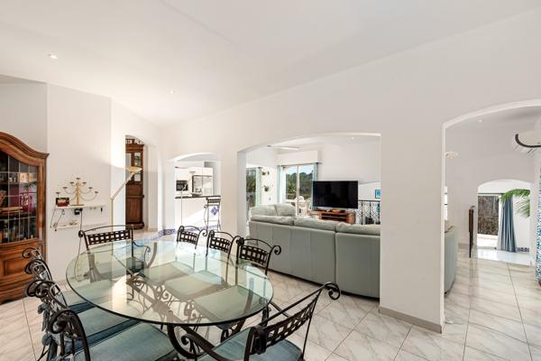 Valbonne - Villa d'architecte 8 pièces 266 m2 au calme aboslu