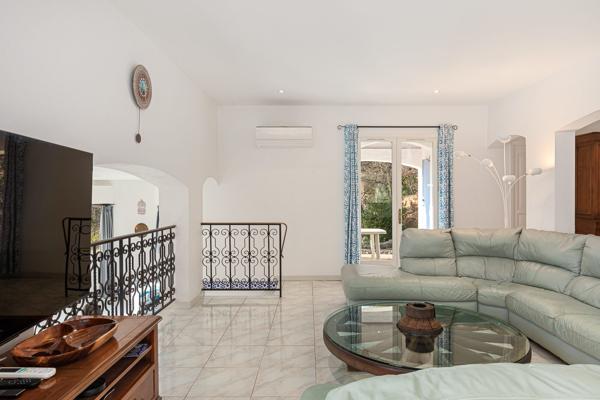 Valbonne - Villa d'architecte 8 pièces 266 m2 au calme aboslu