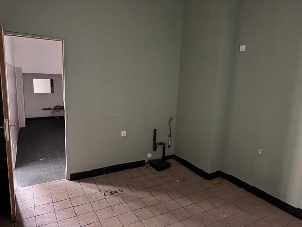 Local commercial 160 m² en emplacement stratégique, vitrine sur avenue