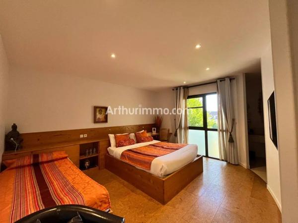 Vente                                                      Immeuble
                        
                     16 pièces                      800 m2                     à Courlans