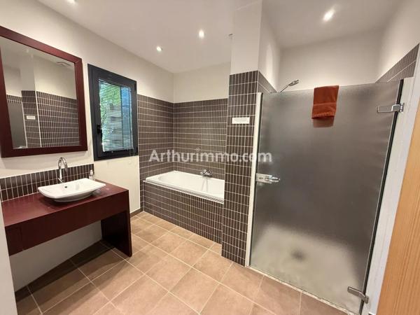 Vente                                                      Immeuble
                        
                     16 pièces                      800 m2                     à Courlans