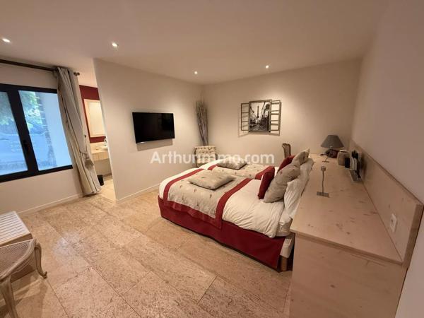 Vente                                                      Immeuble
                        
                     16 pièces                      800 m2                     à Courlans