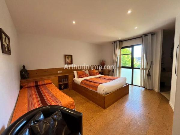 Vente                                                      Immeuble
                        
                     16 pièces                      800 m2                     à Courlans