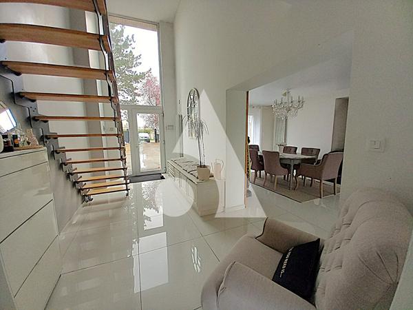 Maison 11 pièces 242.12 m2