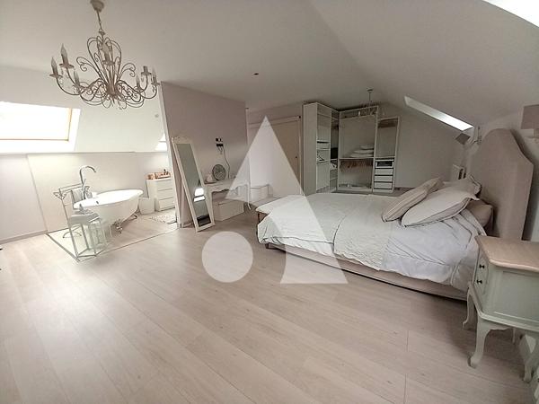 Maison 11 pièces 242.12 m2