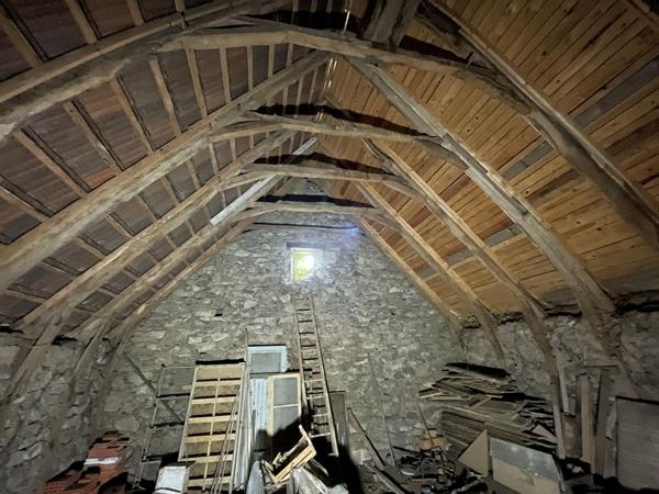 MAISON A RENOVER AVEC GRANGE-ETABLE A ANTIGNAC Antignac (15240)