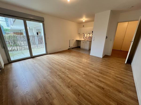 STUDIO 32m² + TERRASSE + PARKING - CERGY