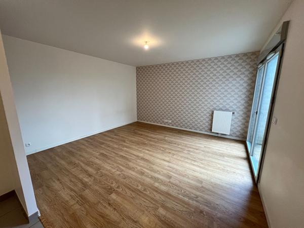 STUDIO 32m² + TERRASSE + PARKING - CERGY