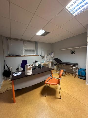 BEL EMPLACEMENT LOCAL / BUREAU A VENDRE DE 274M² AVEC PARKINGS.