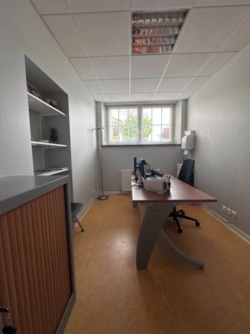 BEL EMPLACEMENT LOCAL / BUREAU A VENDRE DE 274M² AVEC PARKINGS.