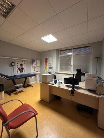 BEL EMPLACEMENT LOCAL / BUREAU A VENDRE DE 274M² AVEC PARKINGS.