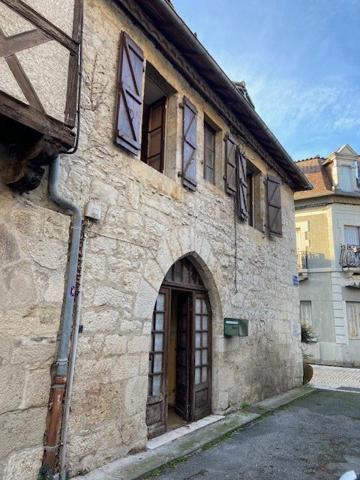 Village médiéval : maison à rénover Bretenoux