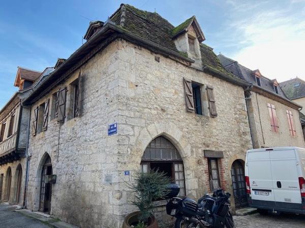 Village médiéval : maison à rénover Bretenoux