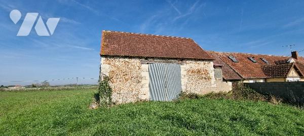 Jolie grange sur environ 1.800 m² de terrain.
