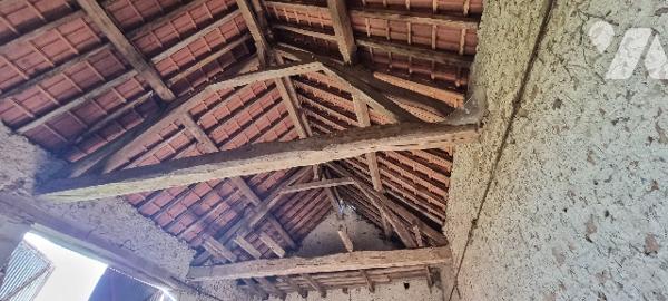 Jolie grange sur environ 1.800 m² de terrain.