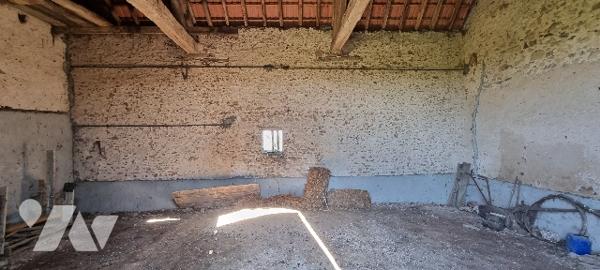 Jolie grange sur environ 1.800 m² de terrain.