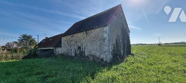 Jolie grange sur environ 1.800 m² de terrain.