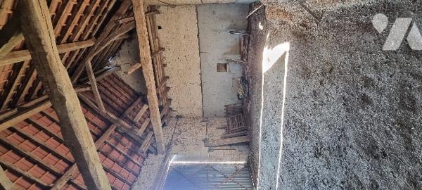 Jolie grange sur environ 1.800 m² de terrain.