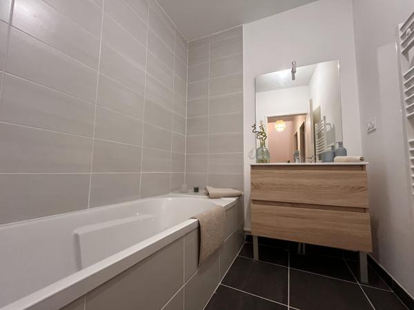 Maison
                                                                                                                                                                                                                                                                                                                        4 pièce(s)                                                                                                                                                                                                          2 chambre(s)                                                                                                                                                                                                          82  m²