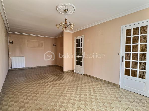 Située dans un quartier paisible du Mans, à proximité des commerces et des commodités, cette maison offre un cadre de vie agréable et un beau potentiel d'aménagement.

Elle se compose d'un séjour - salle à manger, d'une cuisine, de deux chambres de 12,15 m² et 9,57 m², ainsi que d'un bureau de 7,46 m², idéal pour le télétravail, une chambre d'enfant ou un espace de loisirs.
Vous bénéficierez également d'un cellier côté jardin, offrant un espace de rangement pratique, ainsi que d'une cave.

Cette maison constitue une excellente opportunité pour les acquéreurs souhaitant personnaliser leur futur lieu de vie selon leurs goûts et leurs envies. Son agencement fonctionnel et son emplacement recherché en font un bien à fort potentiel, aussi bien pour une résidence principale que pour un investissement. Chaudière gaz de ville, huisseries double vitrage. 

Une belle occasion de créer un intérieur à votre image dans un environnement calme et pratique au quotidien.

N'hésitez plus, venez la visiter !