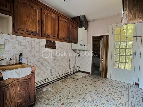 Située dans un quartier paisible du Mans, à proximité des commerces et des commodités, cette maison offre un cadre de vie agréable et un beau potentiel d'aménagement.

Elle se compose d'un séjour - salle à manger, d'une cuisine, de deux chambres de 12,15 m² et 9,57 m², ainsi que d'un bureau de 7,46 m², idéal pour le télétravail, une chambre d'enfant ou un espace de loisirs.
Vous bénéficierez également d'un cellier côté jardin, offrant un espace de rangement pratique, ainsi que d'une cave.

Cette maison constitue une excellente opportunité pour les acquéreurs souhaitant personnaliser leur futur lieu de vie selon leurs goûts et leurs envies. Son agencement fonctionnel et son emplacement recherché en font un bien à fort potentiel, aussi bien pour une résidence principale que pour un investissement. Chaudière gaz de ville, huisseries double vitrage. 

Une belle occasion de créer un intérieur à votre image dans un environnement calme et pratique au quotidien.

N'hésitez plus, venez la visiter !