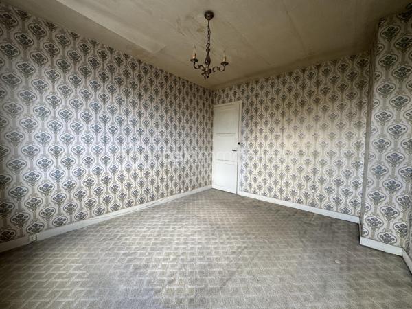 Située dans un quartier paisible du Mans, à proximité des commerces et des commodités, cette maison offre un cadre de vie agréable et un beau potentiel d'aménagement.

Elle se compose d'un séjour - salle à manger, d'une cuisine, de deux chambres de 12,15 m² et 9,57 m², ainsi que d'un bureau de 7,46 m², idéal pour le télétravail, une chambre d'enfant ou un espace de loisirs.
Vous bénéficierez également d'un cellier côté jardin, offrant un espace de rangement pratique, ainsi que d'une cave.

Cette maison constitue une excellente opportunité pour les acquéreurs souhaitant personnaliser leur futur lieu de vie selon leurs goûts et leurs envies. Son agencement fonctionnel et son emplacement recherché en font un bien à fort potentiel, aussi bien pour une résidence principale que pour un investissement. Chaudière gaz de ville, huisseries double vitrage. 

Une belle occasion de créer un intérieur à votre image dans un environnement calme et pratique au quotidien.

N'hésitez plus, venez la visiter !