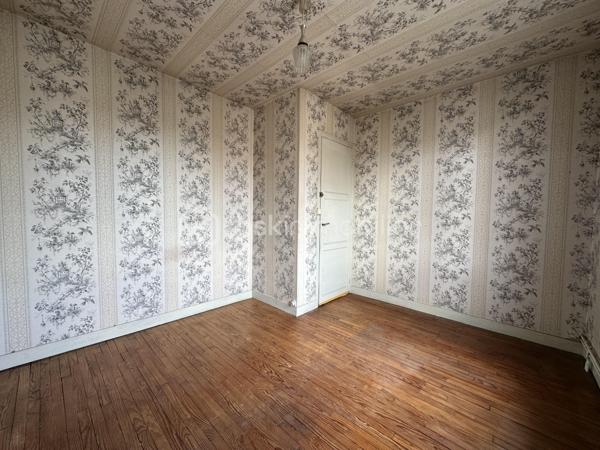Située dans un quartier paisible du Mans, à proximité des commerces et des commodités, cette maison offre un cadre de vie agréable et un beau potentiel d'aménagement.

Elle se compose d'un séjour - salle à manger, d'une cuisine, de deux chambres de 12,15 m² et 9,57 m², ainsi que d'un bureau de 7,46 m², idéal pour le télétravail, une chambre d'enfant ou un espace de loisirs.
Vous bénéficierez également d'un cellier côté jardin, offrant un espace de rangement pratique, ainsi que d'une cave.

Cette maison constitue une excellente opportunité pour les acquéreurs souhaitant personnaliser leur futur lieu de vie selon leurs goûts et leurs envies. Son agencement fonctionnel et son emplacement recherché en font un bien à fort potentiel, aussi bien pour une résidence principale que pour un investissement. Chaudière gaz de ville, huisseries double vitrage. 

Une belle occasion de créer un intérieur à votre image dans un environnement calme et pratique au quotidien.

N'hésitez plus, venez la visiter !