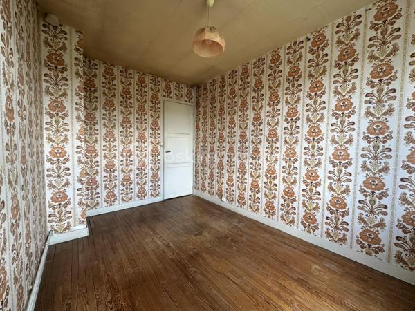 Située dans un quartier paisible du Mans, à proximité des commerces et des commodités, cette maison offre un cadre de vie agréable et un beau potentiel d'aménagement.

Elle se compose d'un séjour - salle à manger, d'une cuisine, de deux chambres de 12,15 m² et 9,57 m², ainsi que d'un bureau de 7,46 m², idéal pour le télétravail, une chambre d'enfant ou un espace de loisirs.
Vous bénéficierez également d'un cellier côté jardin, offrant un espace de rangement pratique, ainsi que d'une cave.

Cette maison constitue une excellente opportunité pour les acquéreurs souhaitant personnaliser leur futur lieu de vie selon leurs goûts et leurs envies. Son agencement fonctionnel et son emplacement recherché en font un bien à fort potentiel, aussi bien pour une résidence principale que pour un investissement. Chaudière gaz de ville, huisseries double vitrage. 

Une belle occasion de créer un intérieur à votre image dans un environnement calme et pratique au quotidien.

N'hésitez plus, venez la visiter !
