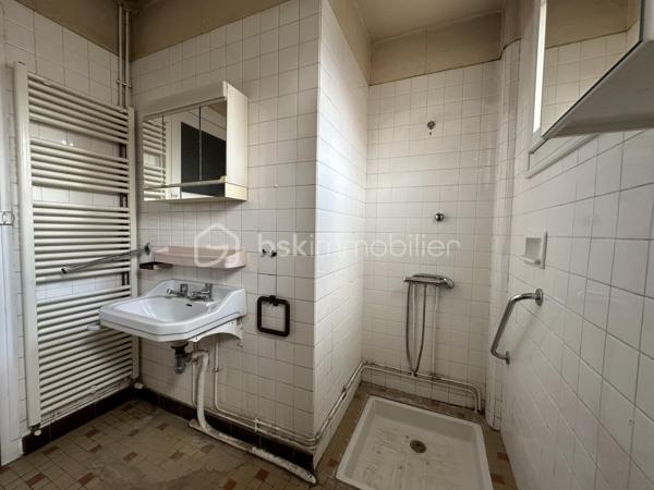 Située dans un quartier paisible du Mans, à proximité des commerces et des commodités, cette maison offre un cadre de vie agréable et un beau potentiel d'aménagement.

Elle se compose d'un séjour - salle à manger, d'une cuisine, de deux chambres de 12,15 m² et 9,57 m², ainsi que d'un bureau de 7,46 m², idéal pour le télétravail, une chambre d'enfant ou un espace de loisirs.
Vous bénéficierez également d'un cellier côté jardin, offrant un espace de rangement pratique, ainsi que d'une cave.

Cette maison constitue une excellente opportunité pour les acquéreurs souhaitant personnaliser leur futur lieu de vie selon leurs goûts et leurs envies. Son agencement fonctionnel et son emplacement recherché en font un bien à fort potentiel, aussi bien pour une résidence principale que pour un investissement. Chaudière gaz de ville, huisseries double vitrage. 

Une belle occasion de créer un intérieur à votre image dans un environnement calme et pratique au quotidien.

N'hésitez plus, venez la visiter !