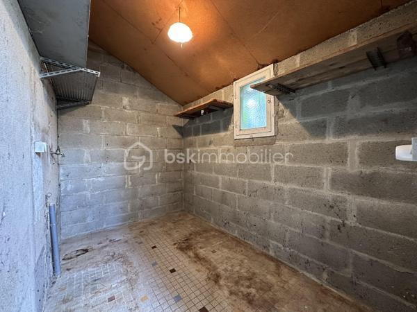 Située dans un quartier paisible du Mans, à proximité des commerces et des commodités, cette maison offre un cadre de vie agréable et un beau potentiel d'aménagement.

Elle se compose d'un séjour - salle à manger, d'une cuisine, de deux chambres de 12,15 m² et 9,57 m², ainsi que d'un bureau de 7,46 m², idéal pour le télétravail, une chambre d'enfant ou un espace de loisirs.
Vous bénéficierez également d'un cellier côté jardin, offrant un espace de rangement pratique, ainsi que d'une cave.

Cette maison constitue une excellente opportunité pour les acquéreurs souhaitant personnaliser leur futur lieu de vie selon leurs goûts et leurs envies. Son agencement fonctionnel et son emplacement recherché en font un bien à fort potentiel, aussi bien pour une résidence principale que pour un investissement. Chaudière gaz de ville, huisseries double vitrage. 

Une belle occasion de créer un intérieur à votre image dans un environnement calme et pratique au quotidien.

N'hésitez plus, venez la visiter !