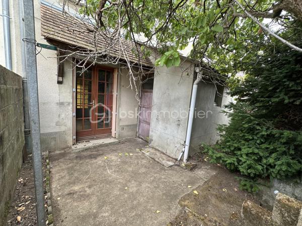 Située dans un quartier paisible du Mans, à proximité des commerces et des commodités, cette maison offre un cadre de vie agréable et un beau potentiel d'aménagement.

Elle se compose d'un séjour - salle à manger, d'une cuisine, de deux chambres de 12,15 m² et 9,57 m², ainsi que d'un bureau de 7,46 m², idéal pour le télétravail, une chambre d'enfant ou un espace de loisirs.
Vous bénéficierez également d'un cellier côté jardin, offrant un espace de rangement pratique, ainsi que d'une cave.

Cette maison constitue une excellente opportunité pour les acquéreurs souhaitant personnaliser leur futur lieu de vie selon leurs goûts et leurs envies. Son agencement fonctionnel et son emplacement recherché en font un bien à fort potentiel, aussi bien pour une résidence principale que pour un investissement. Chaudière gaz de ville, huisseries double vitrage. 

Une belle occasion de créer un intérieur à votre image dans un environnement calme et pratique au quotidien.

N'hésitez plus, venez la visiter !