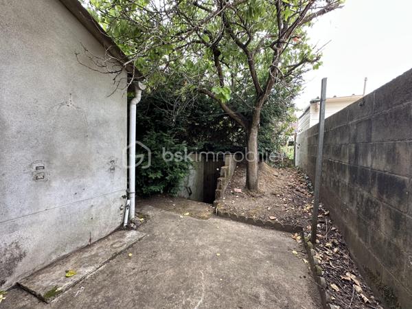 Située dans un quartier paisible du Mans, à proximité des commerces et des commodités, cette maison offre un cadre de vie agréable et un beau potentiel d'aménagement.

Elle se compose d'un séjour - salle à manger, d'une cuisine, de deux chambres de 12,15 m² et 9,57 m², ainsi que d'un bureau de 7,46 m², idéal pour le télétravail, une chambre d'enfant ou un espace de loisirs.
Vous bénéficierez également d'un cellier côté jardin, offrant un espace de rangement pratique, ainsi que d'une cave.

Cette maison constitue une excellente opportunité pour les acquéreurs souhaitant personnaliser leur futur lieu de vie selon leurs goûts et leurs envies. Son agencement fonctionnel et son emplacement recherché en font un bien à fort potentiel, aussi bien pour une résidence principale que pour un investissement. Chaudière gaz de ville, huisseries double vitrage. 

Une belle occasion de créer un intérieur à votre image dans un environnement calme et pratique au quotidien.

N'hésitez plus, venez la visiter !