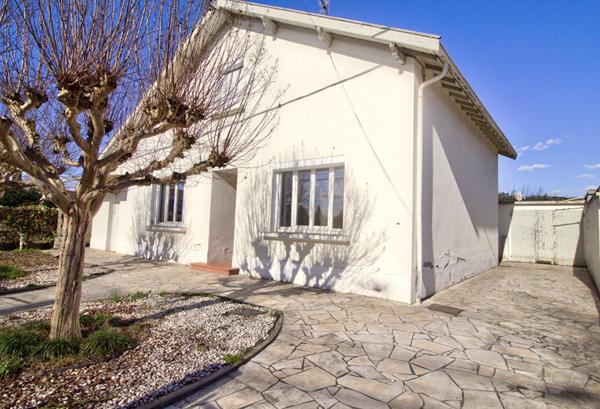 LE PASSAGE - Maison de plain pied de 92m² habitables avec 2 chambres, garage indépendant de 23 m² , jardin et grenier aménageable.