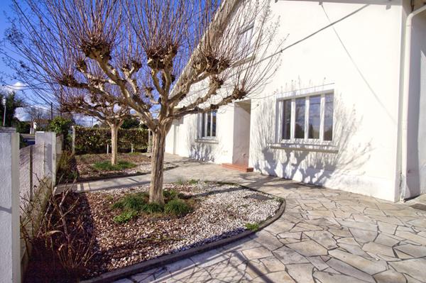 LE PASSAGE - Maison de plain pied de 92m² habitables avec 2 chambres, garage indépendant de 23 m² , jardin et grenier aménageable.