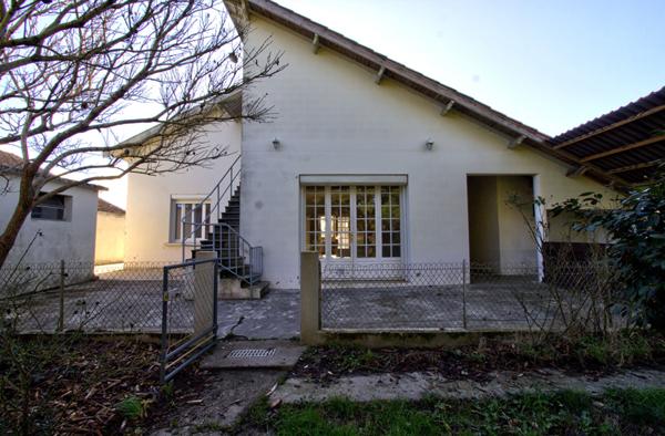 LE PASSAGE - Maison de plain pied de 92m² habitables avec 2 chambres, garage indépendant de 23 m² , jardin et grenier aménageable.