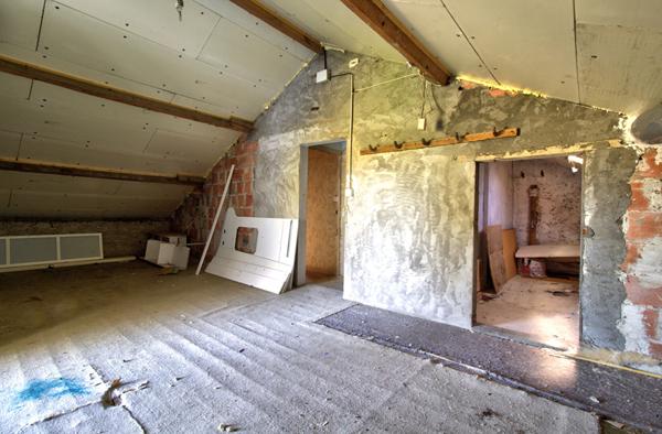 LE PASSAGE - Maison de plain pied de 92m² habitables avec 2 chambres, garage indépendant de 23 m² , jardin et grenier aménageable.