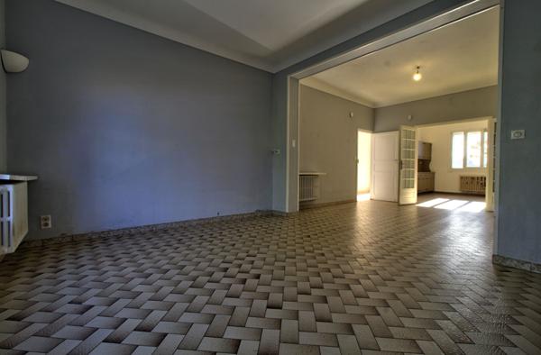LE PASSAGE - Maison de plain pied de 92m² habitables avec 2 chambres, garage indépendant de 23 m² , jardin et grenier aménageable.
