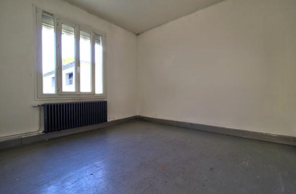 LE PASSAGE - Maison de plain pied de 92m² habitables avec 2 chambres, garage indépendant de 23 m² , jardin et grenier aménageable.