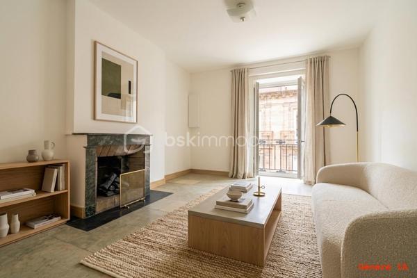 Belle opportunité à saisir, en plein cœur de Montpellier.
Situé dans un secteur recherché, à proximité immédiate de toutes les commodités, découvrez ce T3 de 65 m² environ entièrement refait à neuf, offrant un cadre de vie agréable et particulièrement calme en plein centre-ville.
Au 3ᵉ étage sans ascenseur, l'appartement bénéficie d'une organisation fonctionnelle et se compose d’un hall d'entrée, d’une agréable pièce à vivre de 18m2 environ, d’une cuisine indépendante de 9m2 environ avec son placard/cellier, de deux chambres de 11m2 environ chacune, d’une salle de bain de 4m2 environ, WC indépendant et disposant de sa cave.
L'appartement a été entièrement rénové et ne nécessite aucun travaux (double vitrage, chauffage électrique, cuisine meublée) : vous pouvez vous y installer immédiatement en tant que résidence principale ou le proposer à la location pour investisseur.
A proximité de la gare de Montpellier, des Halles Laissac, des commerces, restaurants, transports et de l'ensemble des services du centre-ville.
A visiter sans tarder !