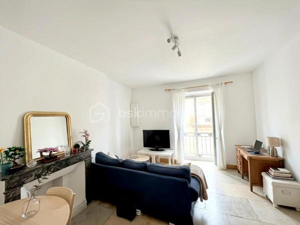 Belle opportunité à saisir, en plein cœur de Montpellier.
Situé dans un secteur recherché, à proximité immédiate de toutes les commodités, découvrez ce T3 de 65 m² environ entièrement refait à neuf, offrant un cadre de vie agréable et particulièrement calme en plein centre-ville.
Au 3ᵉ étage sans ascenseur, l'appartement bénéficie d'une organisation fonctionnelle et se compose d’un hall d'entrée, d’une agréable pièce à vivre de 18m2 environ, d’une cuisine indépendante de 9m2 environ avec son placard/cellier, de deux chambres de 11m2 environ chacune, d’une salle de bain de 4m2 environ, WC indépendant et disposant de sa cave.
L'appartement a été entièrement rénové et ne nécessite aucun travaux (double vitrage, chauffage électrique, cuisine meublée) : vous pouvez vous y installer immédiatement en tant que résidence principale ou le proposer à la location pour investisseur.
A proximité de la gare de Montpellier, des Halles Laissac, des commerces, restaurants, transports et de l'ensemble des services du centre-ville.
A visiter sans tarder !